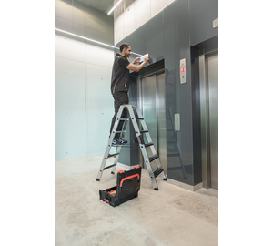 Stufen-Stehleiter mit clip-step relax im Einsatz | © MUNK GmbH